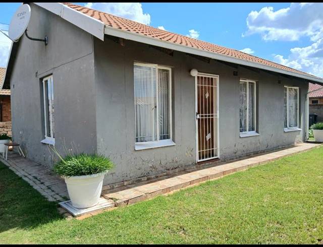 3 BEDROOM HOUSE FOR SALE IN PROTEA GLEN